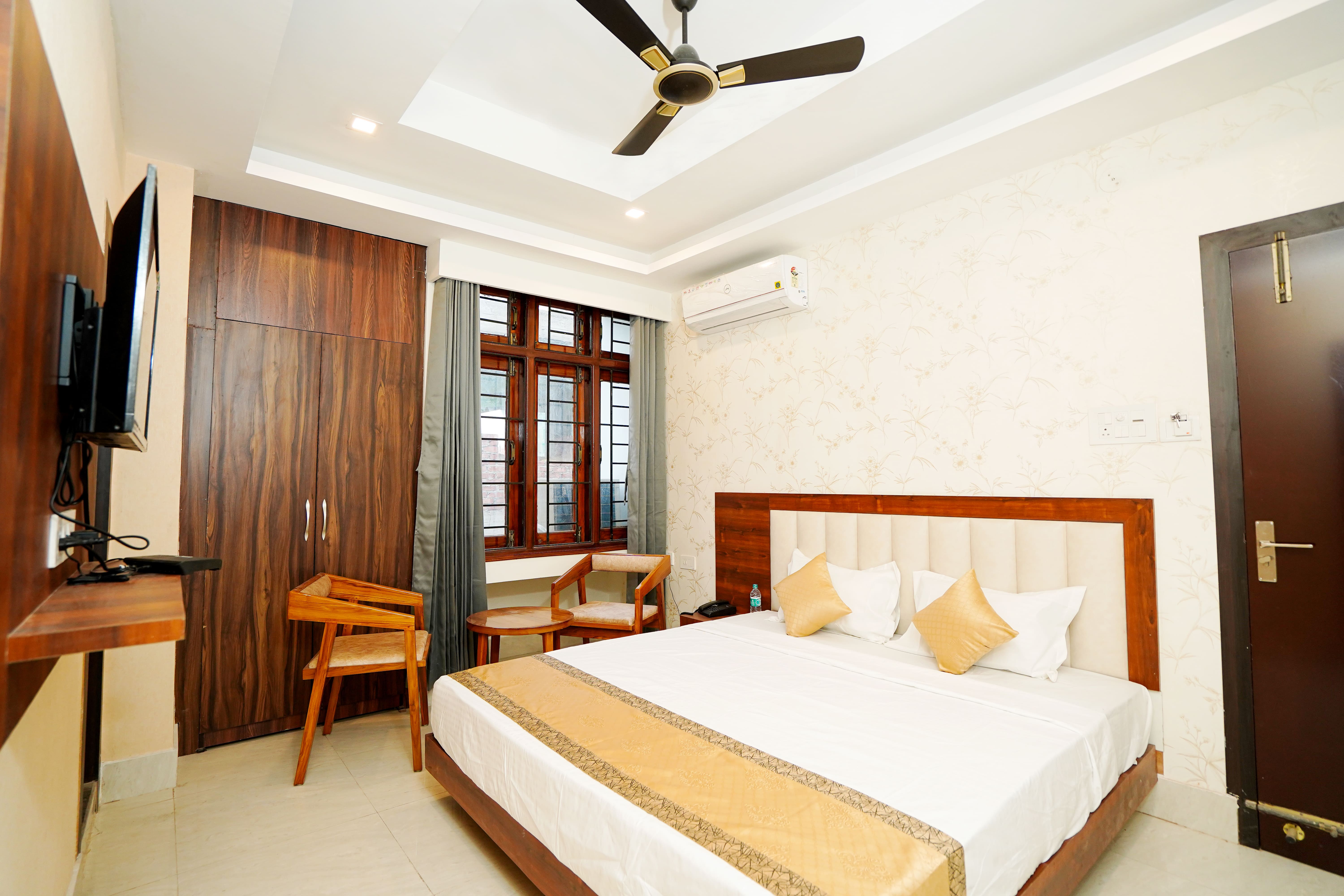 Deluxe Room Image 2