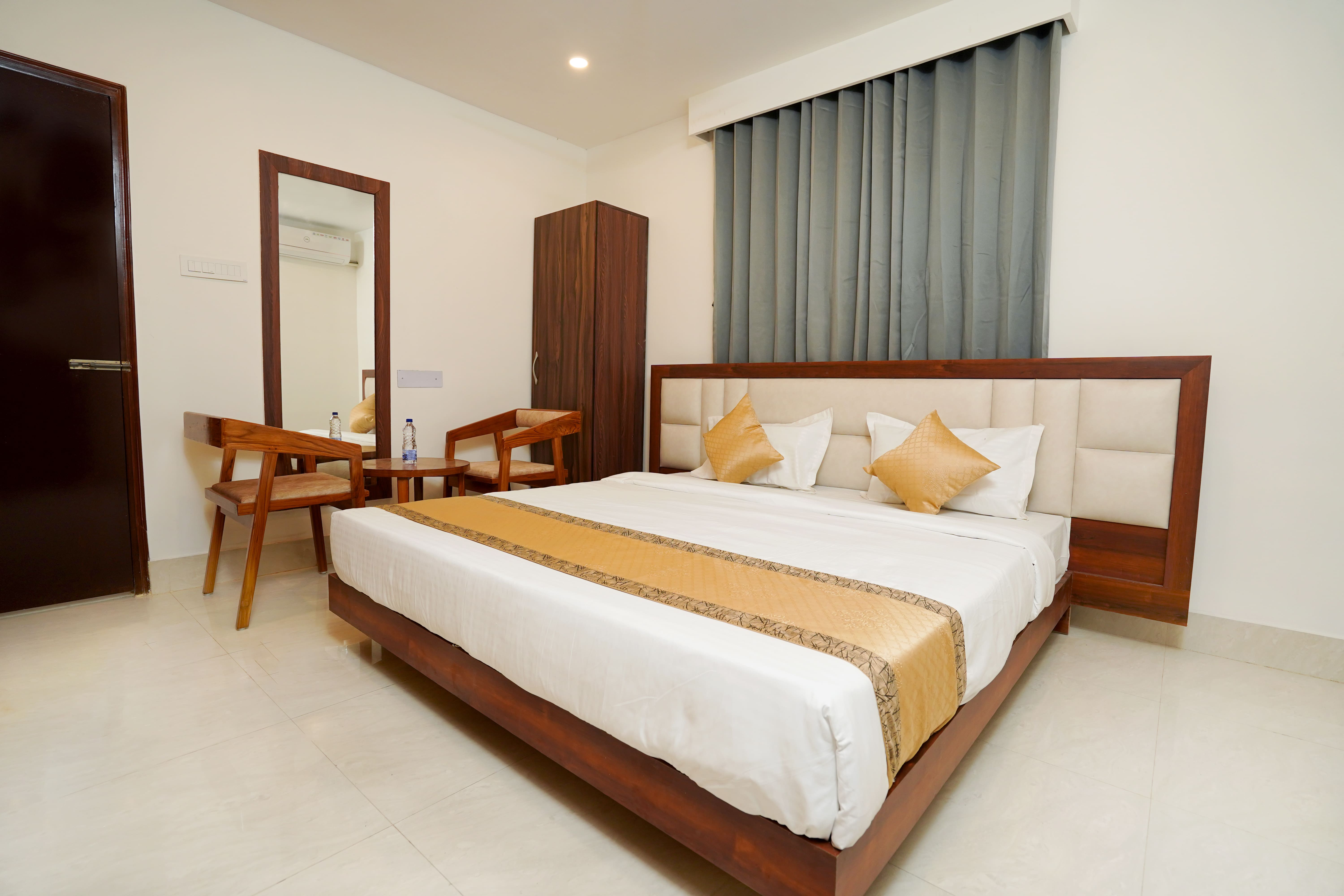 Deluxe Room Image 3